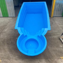 Piscina rectangular con jacuzzi 8,10 x 3,4 prof. 1,30 a 1,70